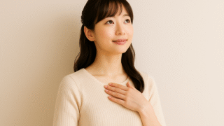 上を見上げて胸を撫で下ろしている女性